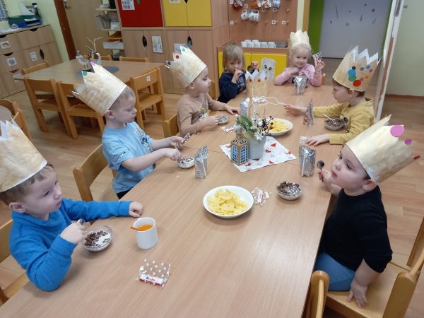 Na tři kr&aacute;le o krok d&aacute;le aneb Koť&aacute;tka mal&iacute; kr&aacute;lov&eacute;