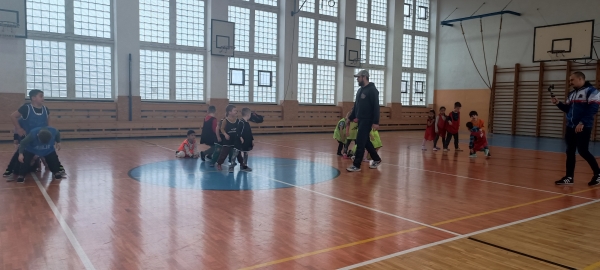 Hur&aacute;.... do tělocvičny